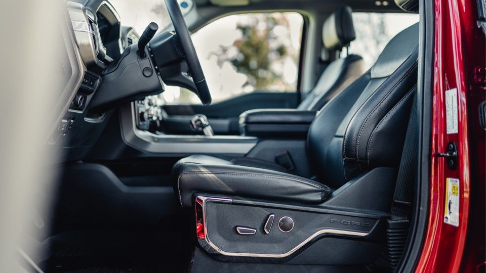 Asiento del conductor con regulación eléctrica en 10 direcciones y climatizados