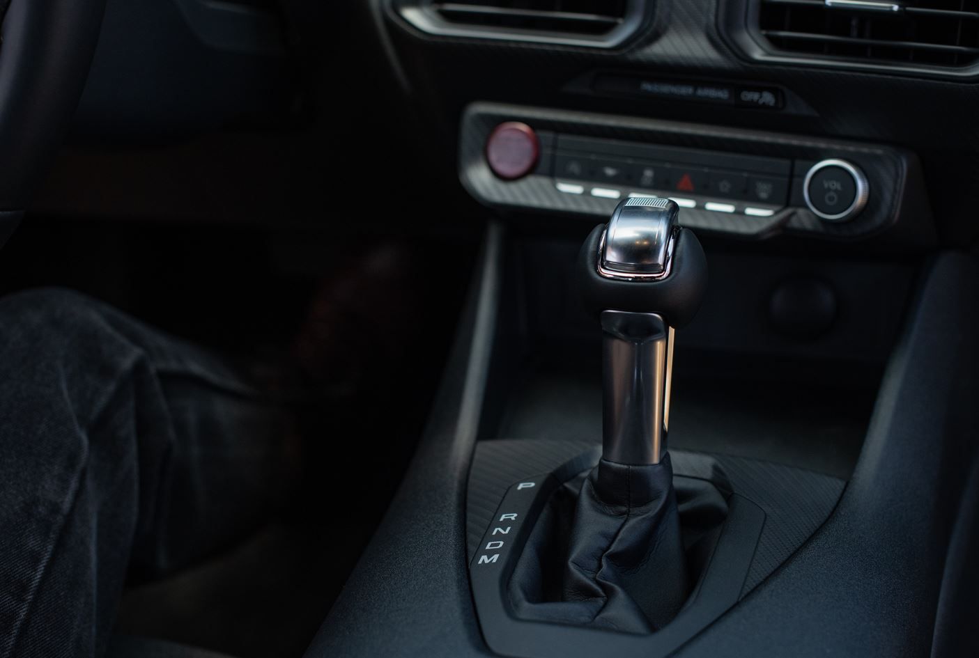 Transmisión automática de 10 velocidades y cambios en el volante (paddle shifters)
