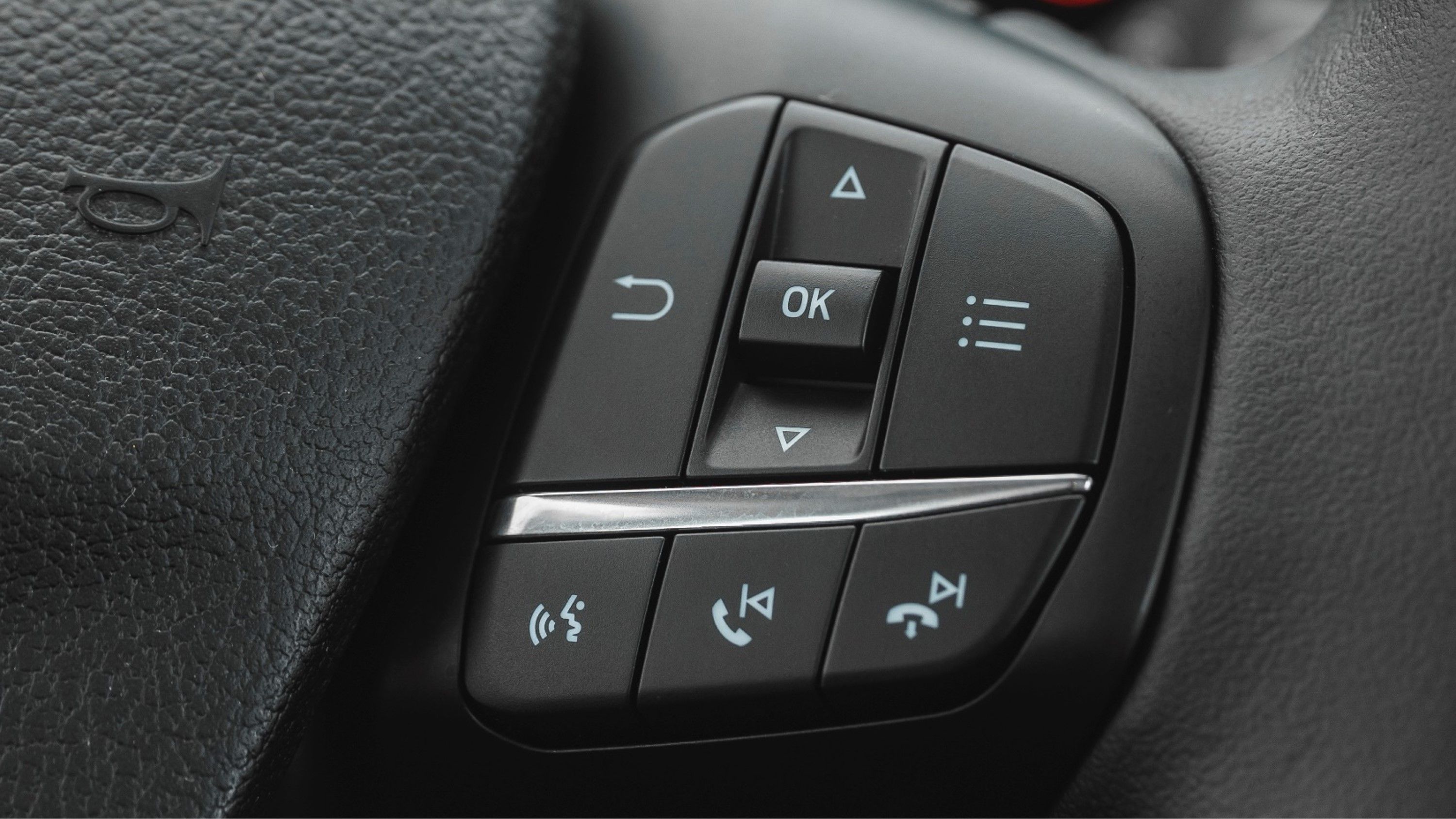 Volante Multifuncional - Comandos del Lado Derecho