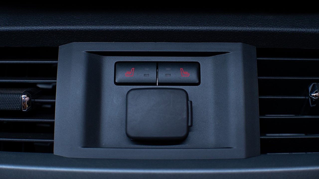 Asiento pasajeros trasero ​ (Calefaccionado, Rebatible y con espacio de almacenamiento con traba)