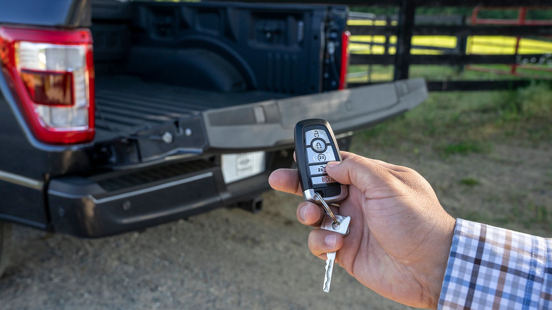 Apertura/Cierre remoto y escalera asistente en portón de caja de carga​